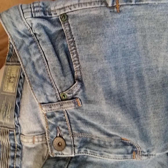 Classic Denim Lightwash Boot-Cut Fit Jeans - Picture 10 of 10